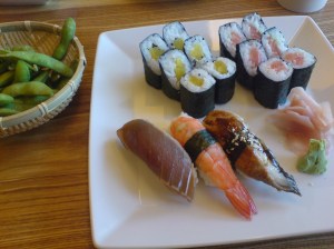 DSC00109 Edamame und Sushi