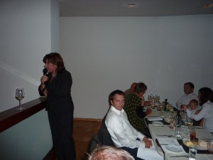 P1000047 Herr Wittmann (weisses Hemd) lauscht