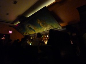 Über dem Tresen warten die Engel