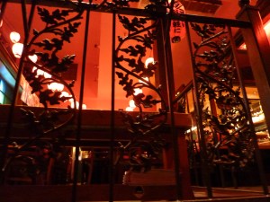 Durch Gitter späht man in das Restaurant