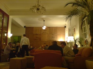 Das Glas, links, führt in den Humidor