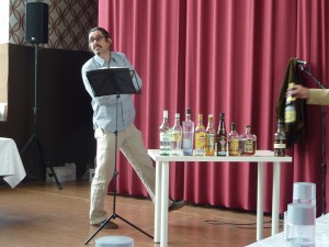 Dave in seinem Element. Dabei entgeht ihm der freche Rum-Grabscher, rechts im Bild.