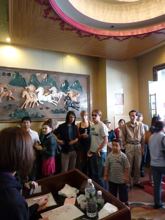 Hungrige Blicke an der Rezeption Hungrige Blicke an der Rezeption