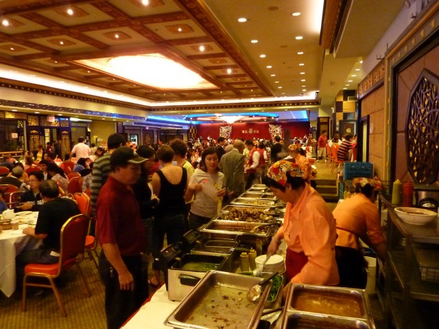 Wenn das Wägelchen auf sich warten läßt, wandern wir zur Warenausgabe. Wenn das Wägelchen auf sich warten läßt, wandern wir zur Warenausgabe.