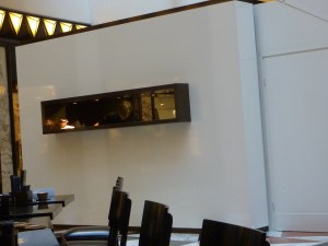 Der sonderbare weiße Würfel mit Küchenschlitz