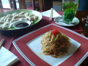Jiaozi mit ominösem Dip und dem frischen Minztee