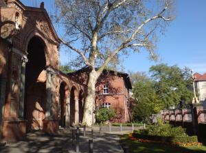 Eingang zum Sommergarten über den Vorhof der Kirche