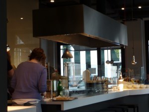 Ein paar Plätze gibt es auch direkt an dem Küchenblock Ein paar Plätze gibt es auch direkt an dem Küchenblock