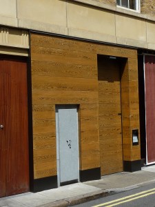 Rechts die helle Taste zum öffnen der Tür Rechts die helle Taste zum öffnen der Tür