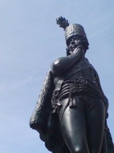 Mit militärischer Strenge und angemessener Skepsis urteilt die Jury