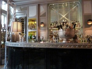 mondäne Klassik trifft nacktes Eisen