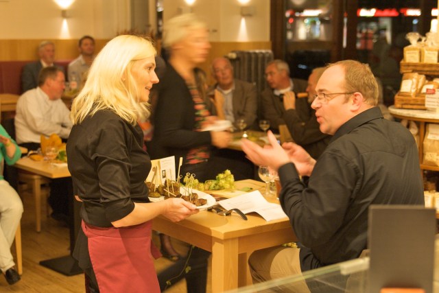 In der Pause wird charmant der Buletten-Bedarf gedeckt