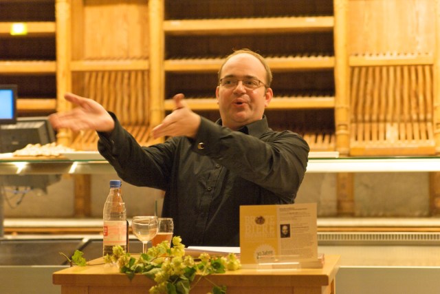 Peter Eichhorn im leidenschaftlichen Vortrag. Im zweiten Glas von links: Riedenburger 5-Korn-Bier!