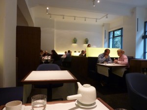 Unter den Vasen mosert Heinz H. Unter den Vasen mosert Heinz H.