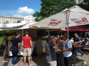 Von der längsten Theke an den längsten Biergarten Von der längsten Theke an den längsten Biergarten