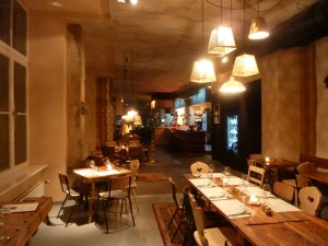 Bestuhlung, Biere und Beleuchtung