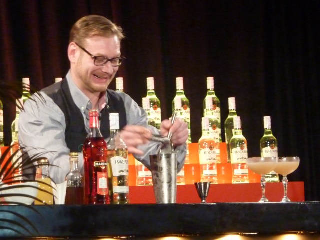 Dennis - charmant, eloquent und mit schmackhaftem Drink