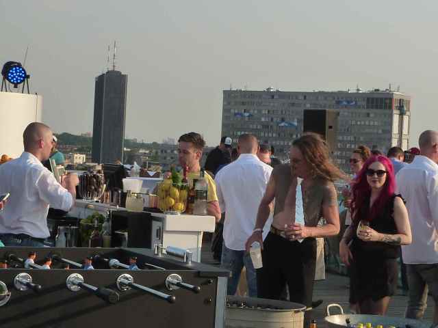 Jemand tanzte im Kettenhemd, aber es war nicht der Papst