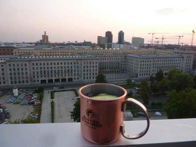 Russian Mule vor der Kulisse des Finanzministeriums