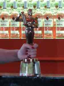 Er lohnt sich: der Griff nach der Trophäe