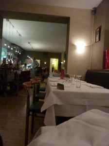 Blick vom vorderen in den hinteren Gastraum mit der Showtheke hinten links