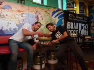 Brauer Thorsten Schoppe und Organisator Daniel Bart bei der konspirativen Vorbereitung