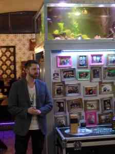 Wie ein Fels vor dem Aquarium